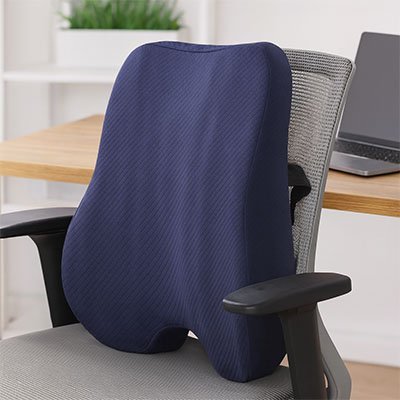 Coussin ergonomique dorsal sur une-chaise grise