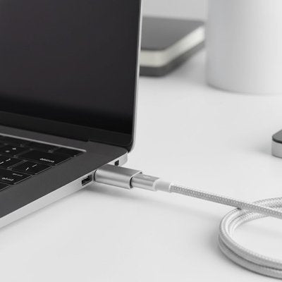 adaptateur usb c CompactPro Type C femelle vers USB mâle modèle branché sur un ordinateur portable