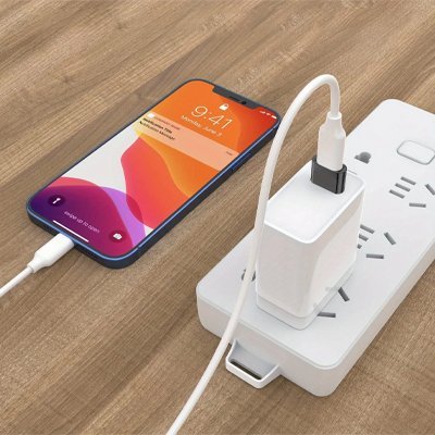 adaptateur usb c CompactPro Type C femelle vers USB mâle modèle branché sur un câble reliant un téléphone à son chargeur