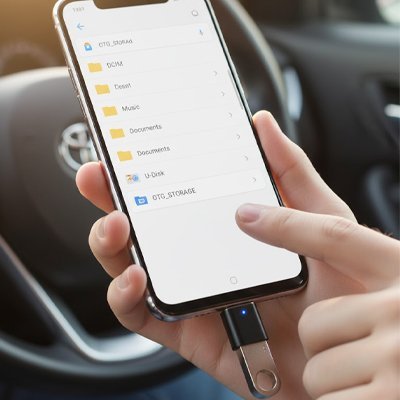 adaptateur usb c FastConnect Type C mâle vers USB 3.0 femelle modèle dans une main