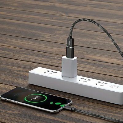 adaptateur usb c FastConnect Type C mâle vers USB 3.0 femelle modèle branché avec câble connecté sur chargeur avec prise