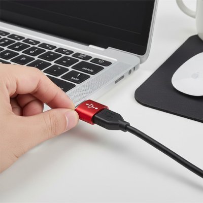 adaptateur usb c UltraConnect TypeC femelle vers USB2.0 mâle modèle rouge branché avec une photo de main