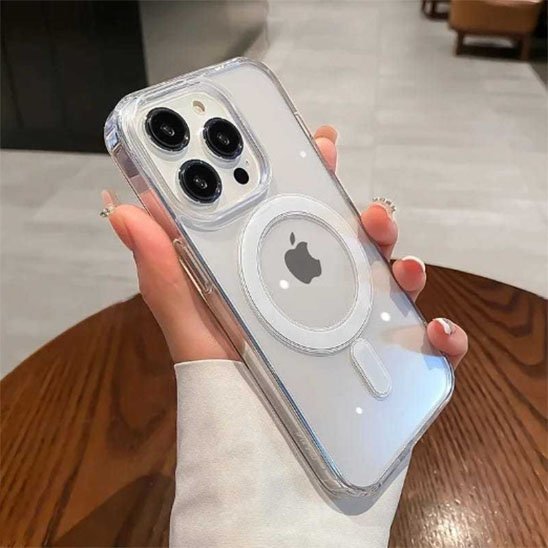 coque iphone UtraTransparent modèledans une main de femme