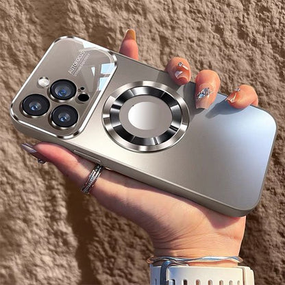 coque NobleGlass Magnétique en verre trempé compatible iPhone 16 pro max - 11 à 17 modèle gris dans une main